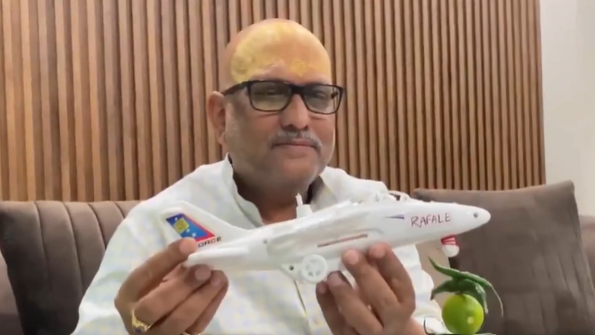 ‘नींबू-मिर्ची लटकाई थीं, हैंगर में खड़े हैं’, कांग्रेस नेता अजय राय ने राफेल को बताया खिलौना?