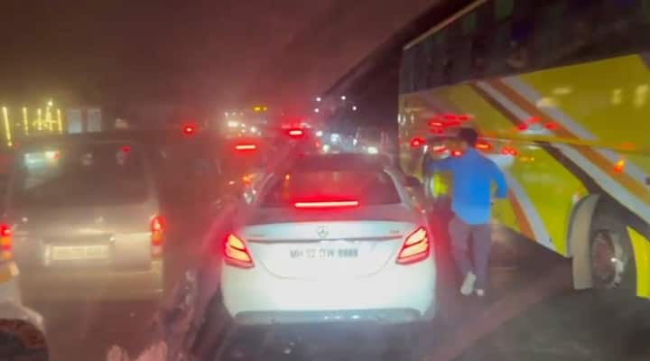 खासगी बसच्या या अपघातात तीन ते चार जणांचा जागीच मृत्यू झाल्याची प्राथमिक माहिती समोर आली आहे. याबाबत सविस्तर माहिती अद्याप मिळालेली नाही.