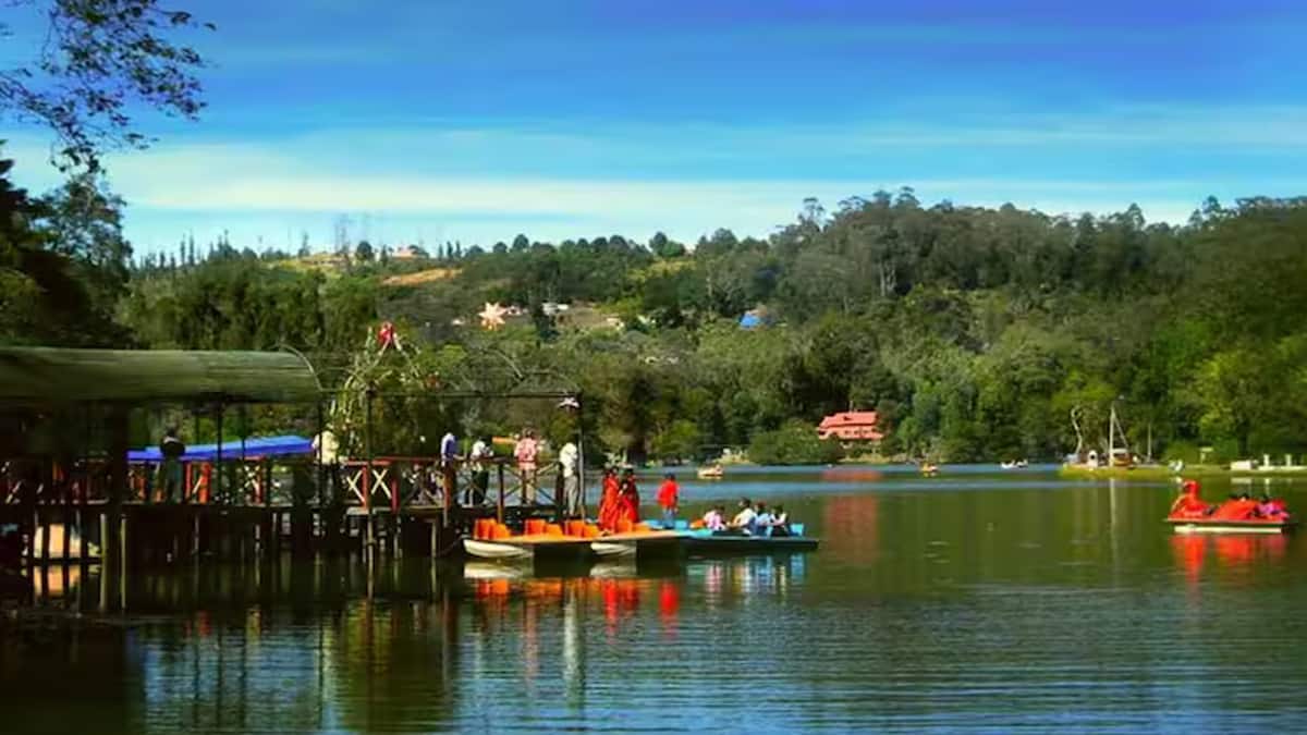 கொடைக்கானலில் குவியும் சுற்றுலா பயணிகள்... 5 கி.மீ., தூரத்திற்கு கடும் போக்குவரத்து நெரிசல்