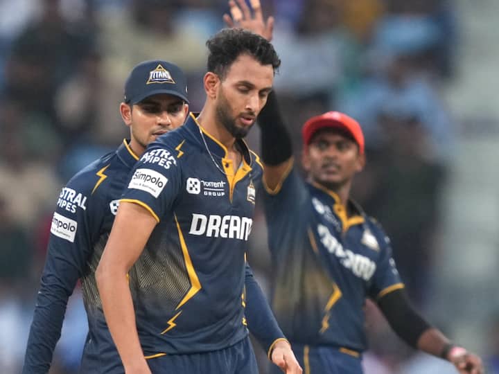 प्रसिद्ध कृष्णा के नाम अभी IPL 2025 में सबसे ज्यादा विकेट हैं. उनके पास पर्पल कैप है. उन्होंने 10 मैचों में 19 विकेट लिए हैं. 39 ओवरों में उन्होंने 292 रन दिए हैं, उनका सर्वश्रेष्ठ स्पेल 41/4 है.