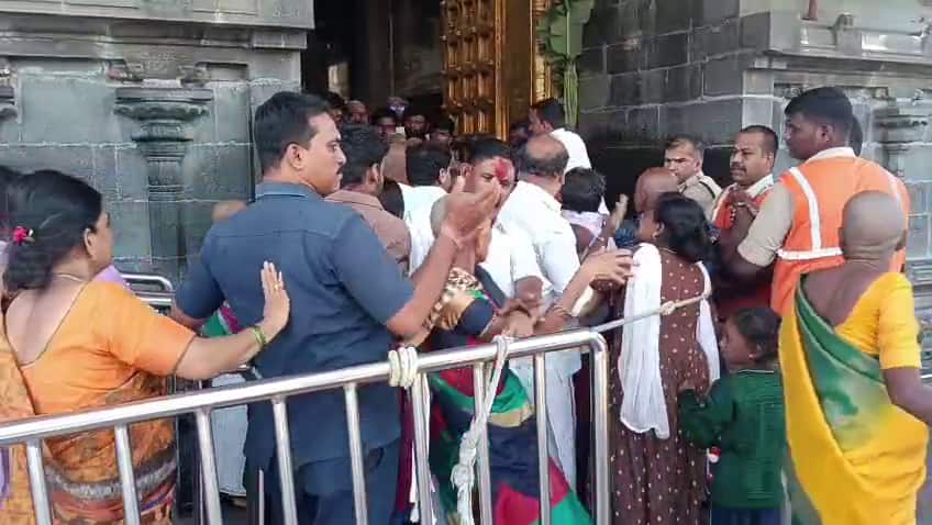 Tirumala News: తిరుమల శ్రీవారి ఆలయం క్యూ లైన్లో కొట్టుకున్న భక్తులు, వీడియో వైరల్