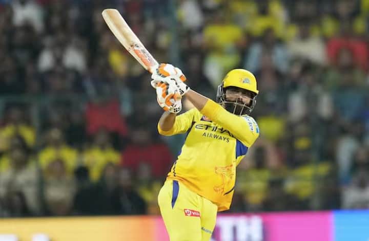 ਆਈਪੀਐਲ 2025 ਵਿੱਚ ਹੁਣ ਤੱਕ 876 ਛੱਕੇ ਮਾਰੇ ਗਏ ਹਨ। ਹਰ ਮੈਚ ਵਿੱਚ ਛੱਕਿਆਂ ਦੀ ਬਾਰਿਸ਼ ਹੁੰਦੀ ਹੈ। ਇੱਕ ਤੋਂ ਬਾਅਦ ਇੱਕ ਵਿਸਫੋਟਕ ਬੱਲੇਬਾਜ਼ ਲੰਬੇ ਛੱਕੇ ਮਾਰ ਕੇ ਗੇਂਦ ਨੂੰ ਮੈਦਾਨ ਤੋਂ ਬਾਹਰ ਭੇਜ ਰਹੇ ਹਨ। ਜਦੋਂ ਕਿ ਰਵਿੰਦਰ ਜਡੇਜਾ ਨੇ ਇਸ ਸੀਜ਼ਨ ਦਾ ਸਭ ਤੋਂ ਲੰਬਾ ਛੱਕਾ ਲਗਾਇਆ ਹੈ।