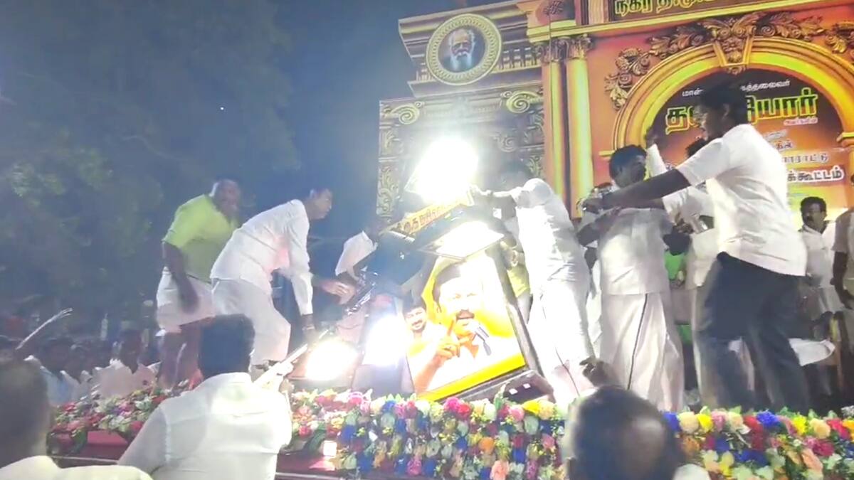 நூலிழையில் உயிர் தப்பிய ஆ.ராசா..! மயிலாடுதுறையில் பரபரப்பு..!!