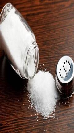 ఉప్పు చేజారి కింద పడితే సూచన ఏంటో తెలుసా?