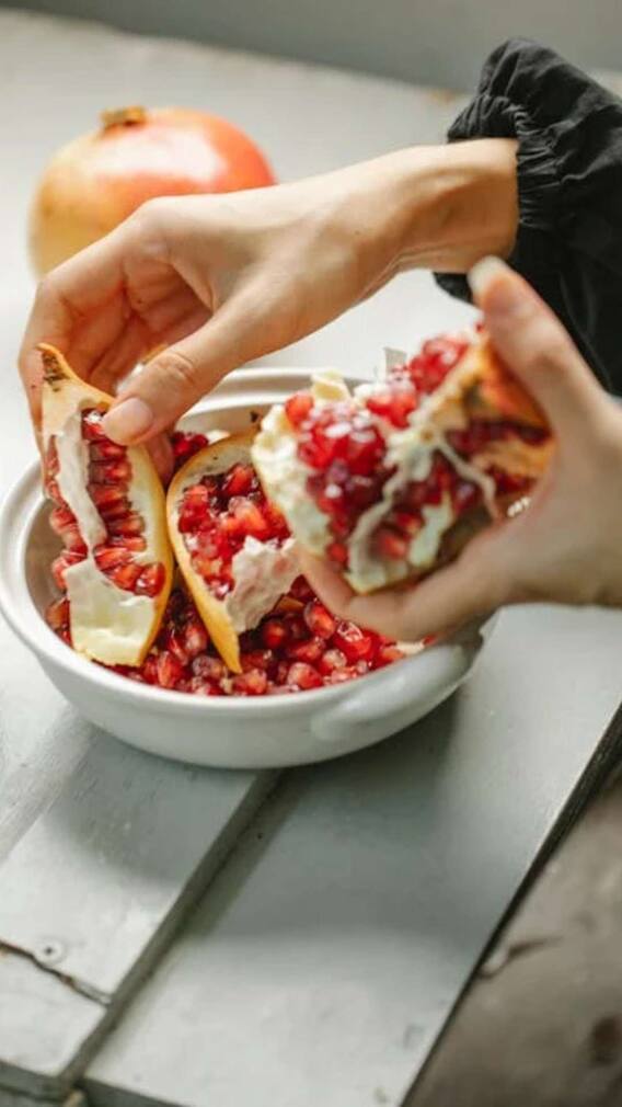 अनार के छिलकों से कैसे बनाएं बालों को काला करने वाली डाई?