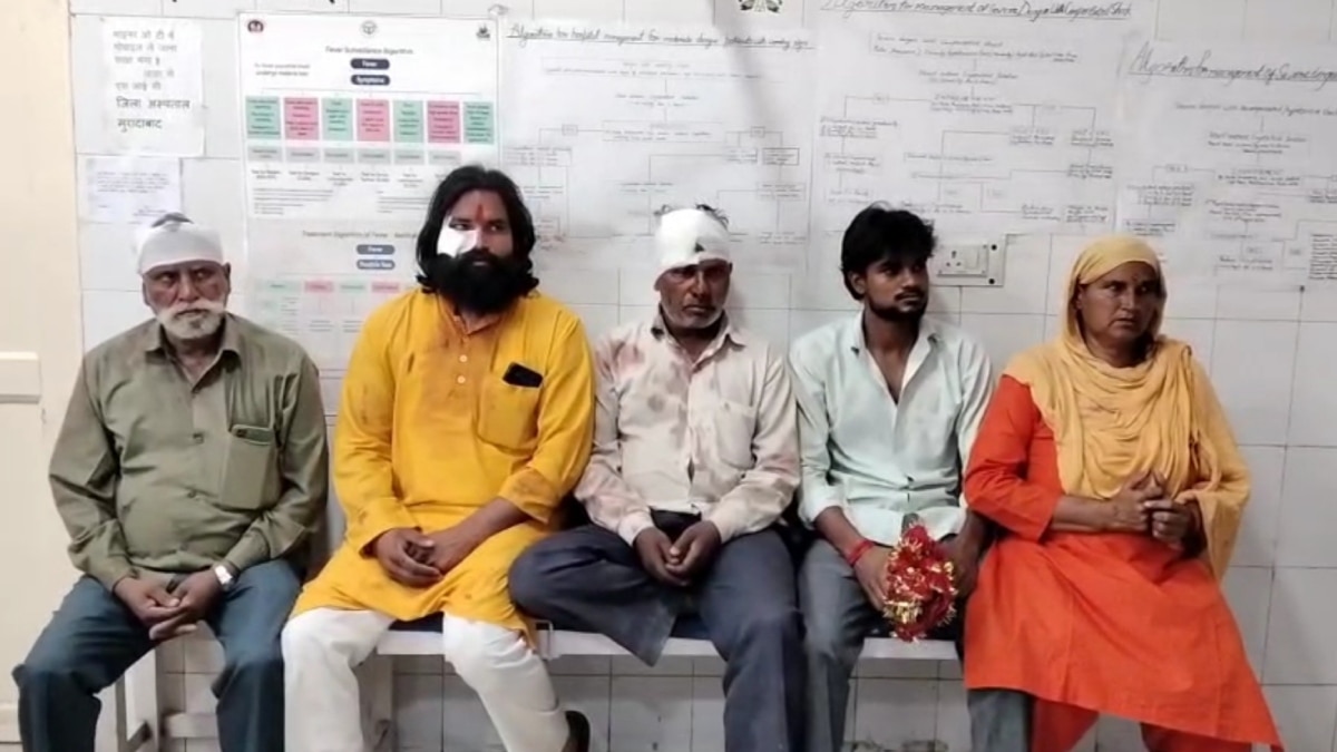 मुरादाबाद: दूल्हे के साथ जूता पहनकर मंदिर में घुसा कैमरामैन, मना करने पर पुजारी को पीटा, केस दर्ज