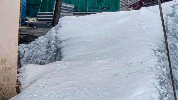 কেদারনাথের পর আজ থেকে খুলে গেল বদ্রীনাথ মন্দিরের দরজা। ভারতীয় সেনাবাহিনীর গাড়োয়াল রাইফেলসের ব্যান্ডের সুরে, পুণ্যার্থীদের জয়ধ্বনিতে মুখরিত হয়ে ওঠে মন্দির চত্বর।