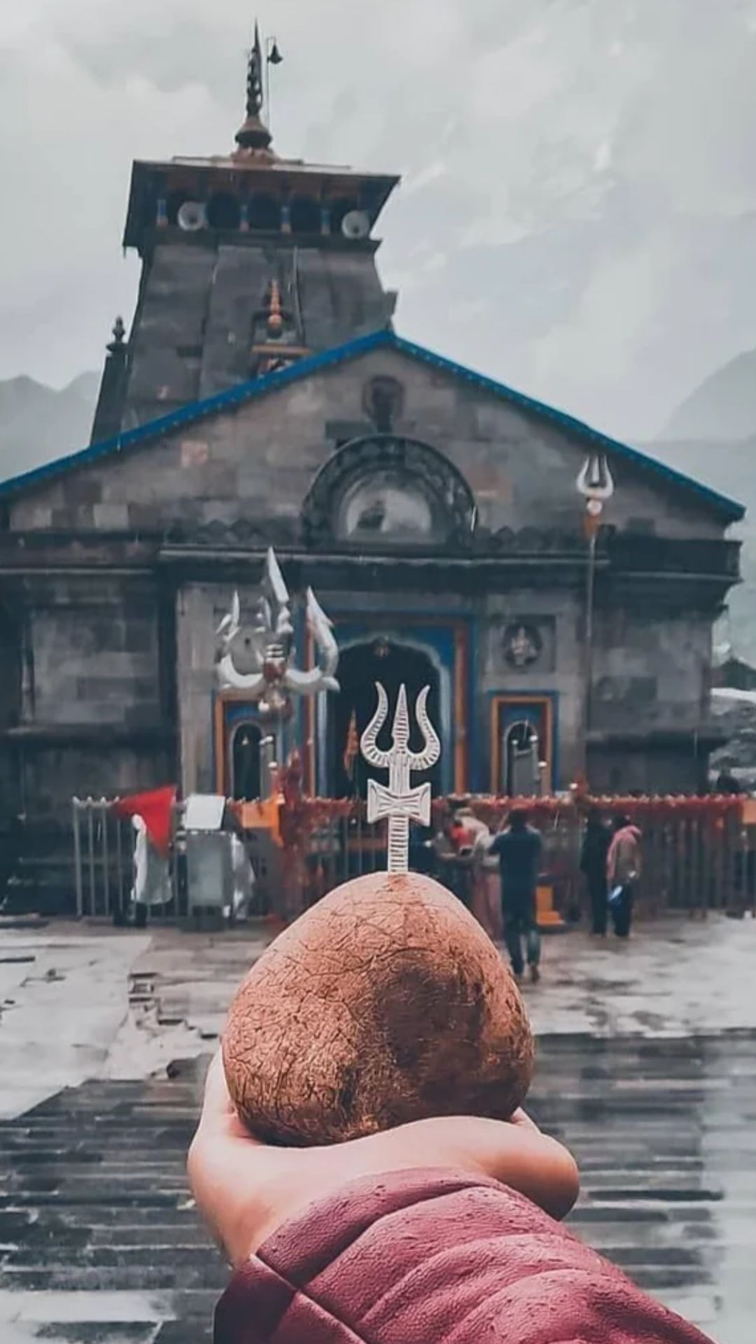लेकिन भक्त मंदिर के बाहर रहकर ही