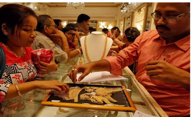 ਕਿਸ ਕਾਰਨ ਪ੍ਰਭਾਵਿਤ ਹੁੰਦੀਆਂ ਸੋਨੇ ਅਤੇ ਚਾਂਦੀ ਦੀਆਂ ਕੀਮਤਾਂ ?  ਮਾਹਿਰਾਂ ਦੇ ਅਨੁਸਾਰ, ਭਾਰਤ ਵਿੱਚ ਸੋਨੇ ਅਤੇ ਚਾਂਦੀ ਦੀਆਂ ਕੀਮਤਾਂ ਅੰਤਰਰਾਸ਼ਟਰੀ ਬਾਜ਼ਾਰ, ਆਯਾਤ ਡਿਊਟੀ, ਸਰਕਾਰੀ ਟੈਕਸ ਅਤੇ ਸਭ ਤੋਂ ਮਹੱਤਵਪੂਰਨ ਡਾਲਰ ਅਤੇ ਰੁਪਏ ਵਿਚਕਾਰ ਵਟਾਂਦਰਾ ਦਰ 'ਤੇ ਨਿਰਭਰ ਕਰਦੀਆਂ ਹਨ। ਇਸ ਤੋਂ ਇਲਾਵਾ, ਭਾਰਤ ਵਿੱਚ ਸੋਨੇ ਦੀ ਸੱਭਿਆਚਾਰਕ ਅਤੇ ਪਰਿਵਾਰਕ ਮਹੱਤਤਾ ਵੀ ਇਸਦੀ ਮੰਗ ਨੂੰ ਨਿਰਧਾਰਤ ਕਰਦੀ ਹੈ, ਖਾਸ ਕਰਕੇ ਵਿਆਹ ਅਤੇ ਤਿਉਹਾਰਾਂ ਦੇ ਸੀਜ਼ਨ ਦੌਰਾਨ।