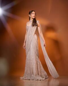 डेस्टिनेशन वेडिंग में दिखना है पटोला, तो इन हसीनाओं की तरह स्टाइल करें आउटफिट, लुक में लगेंगे चार चांद