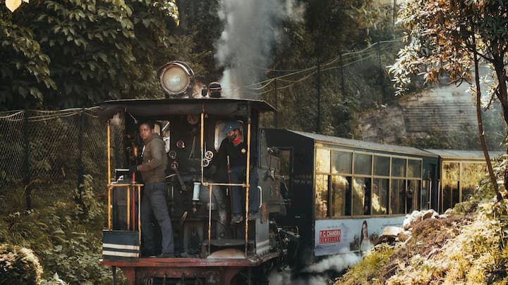 यह पैसेंजर ट्रेन हर संडे को करीब एक घंटे लेट होती है. जब इसके लेट होने का राज खुला तो हर कोई हैरान रह गया.