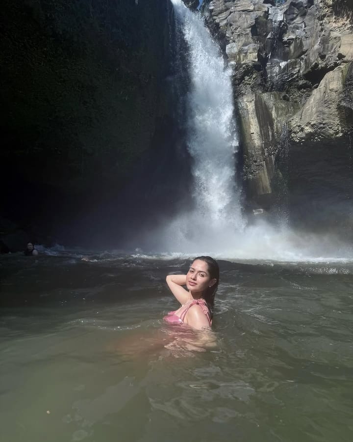 Jannat gave more than one pose for the camera with soaked hair. Fans have also become crazy about his beauty.