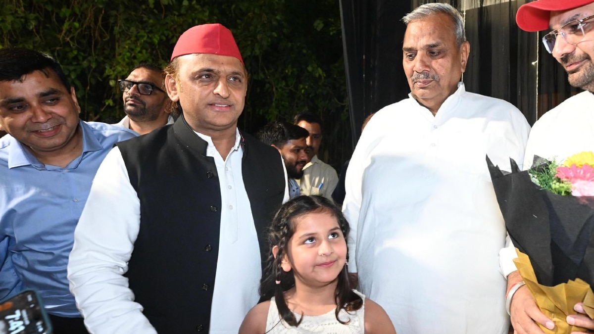 PICS: दिल्ली में एक साथ दिखे UP के  तमाम नेता, बेटी टीना के साथ अखिलेश-डिंपल भी पहुंचे, जानें- क्या था मौका?