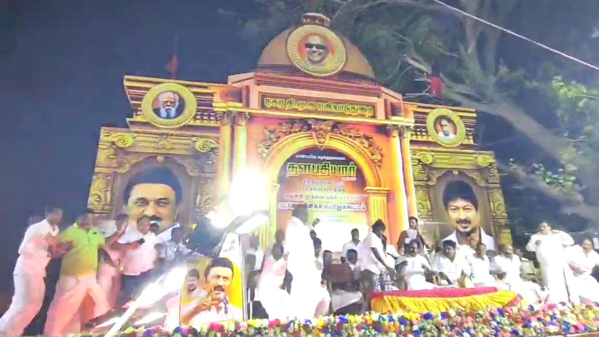 நூலிழையில் உயிர் தப்பிய ஆ.ராசா..! மயிலாடுதுறையில் பரபரப்பு..!!