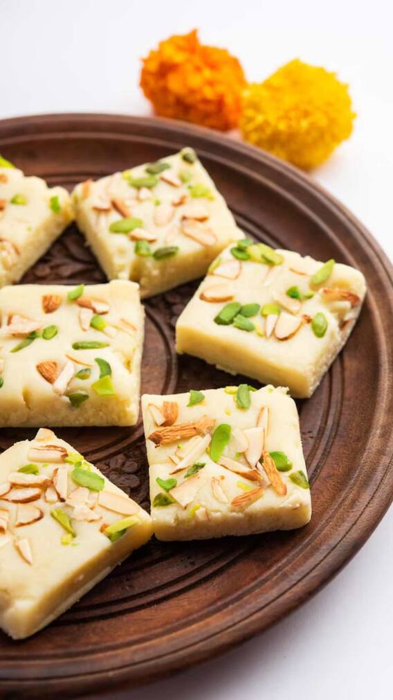 दूध-ब्रेड से घर में कैसे बना सकते हैं बर्फी?