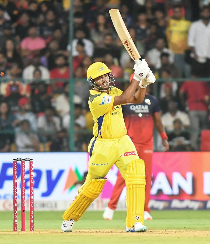 17 साल के आयुष म्हात्रे ने शनिवार को रॉयल चैलेंजर्स बेंगलुरु के खिलाफ ताबड़तोड़ अर्धशतक लगाकर इतिहास रच दिया. आयुष अब आईपीएल में चेन्नई सुपर किंग्स के लिए अर्धशतक लगाने वाले सबसे युवा खिलाड़ी बन गए.