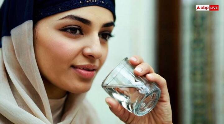 पानी पीने की सुन्नत: जब प्यास लगे तो बिस्मिल्लाह कहते हुए बैठ जाएं और फिर दाहिने हाथ से पानी पीएं. एक बार में पूरा पानी न पीकर 3 बार में रुक कर पीएं और जब पानी खत्म हो जाए तो अल्हम्दुलिल्लाह पढ़ें.