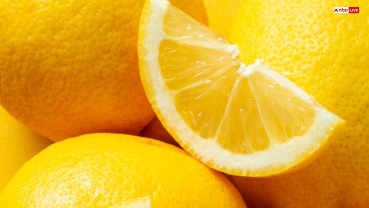 नींबू और सेंधा नमक - नींबू पेट की सफाई करता है और एसिडिटी को कम करता है. इससे कीड़ों की दिक्कतें कम हो सकती हैं. गुनगुने पानी में आधा नींबू और चुटकीभर सेंधा नमक मिलाकर सुबह खाली पेट पिएं.