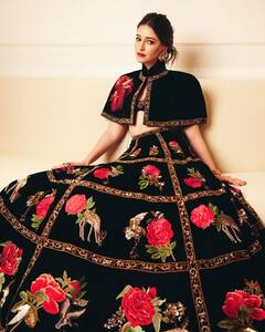 डेस्टिनेशन वेडिंग में दिखना है पटोला, तो इन हसीनाओं की तरह स्टाइल करें आउटफिट, लुक में लगेंगे चार चांद