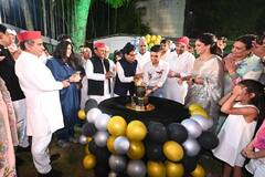 PICS: दिल्ली में एक साथ दिखे UP के तमाम नेता, बेटी टीना के साथ अखिलेश-डिंपल भी पहुंचे, जानें- क्या था मौका?