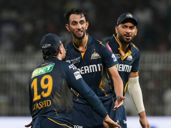 purple cap holder ipl 2025 top 5 wicket taker know how many indian bowlers are in the list 19 आईपीएल 2025 में 52 मैच खेले जा चुके हैं. अभी पर्पल कैप गुजरात टाइटंस के गेंदबाज प्रसिद्ध कृष्णा के पास है. जानिए टूर्नामेंट में सबसे ज्यादा विकेट लेने वाले टॉप 5 गेंदबाज कौन हैं, और देखें उनके आंकड़े.
