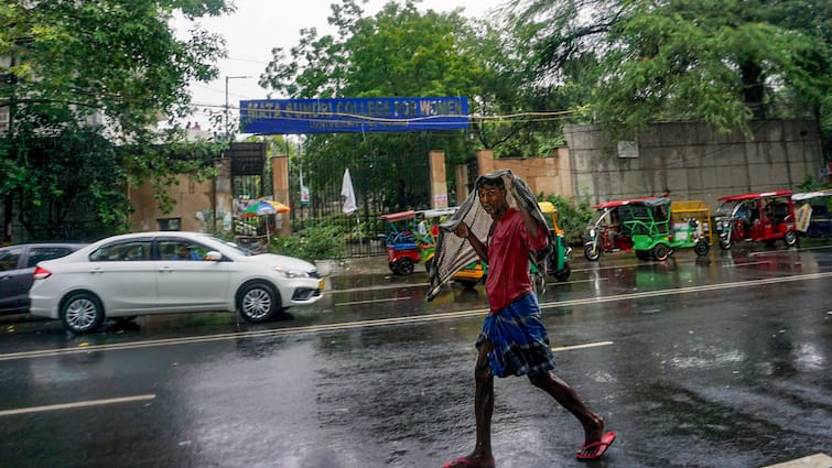 Delhi Experiences Gusty Winds, Partly Cloudy Sky Forecast For Monday
