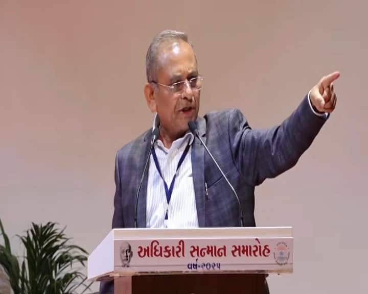 સરદારધામના ટ્રસ્ટી ગગજી સુતરિયાનું નિવેદન: 'આપણી દીકરીઓની કમ્મરે રિવોલ્વર લટકતી હોવી જોઈએ', ઇઝરાયલની જેમ… Sardardham Trustee Gagji Sutaria Sparks Row Over Revolver Remark for Girls સરદારધામના ટ્રસ્ટી ગગજી સુતરિયાનું નિવેદન: 'આપણી દીકરીઓની કમ્મરે રિવોલ્વર લટકતી હોવી જોઈએ', ઇઝરાયલની જેમ…