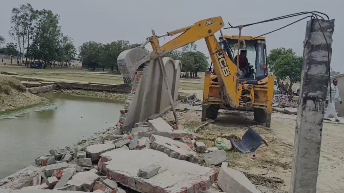अवैध निर्माण पर योगी सरकार सख्त, सील नहीं अब होगा ध्वस्तीकरण, नेपाल बॉर्डर पर गरजा बुलडोजर