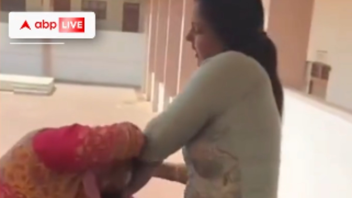 प्रिंसिपल और लाइब्रेरियन के बीच जमकर चले लात-घुसे, चोटी पकड़कर पटक-पटक कर पीटा, वीडियो वायरल