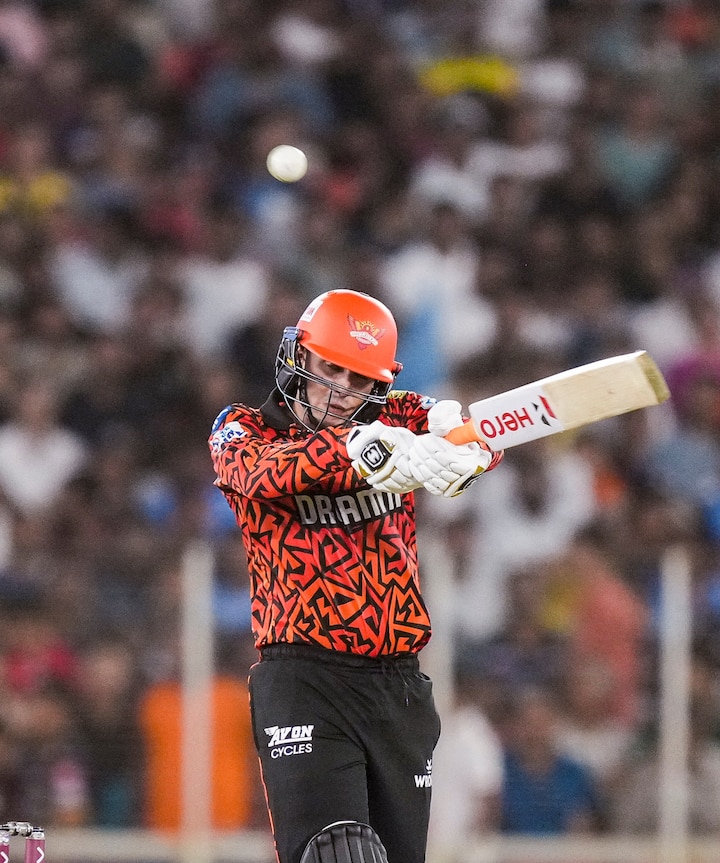 IPL 2025 five biggest sixes ravindra jadeja abhishek sharma andre russell heinrich klaasen phil salt 23 हैदराबाद के विस्फोटक ओपनर बल्लेबाज अभिषेक शर्मा ने पंजाब किंग्स के खिलाफ 106 मीटर का छक्का जड़ा था. अभिषेक इस सीजन में अभी तक 10 मैचों में 314 रन बना चुके हैं.