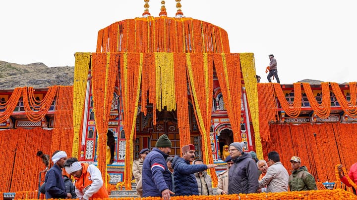 Badrinath Temple Reopened: কেদারনাথের পর আজ থেকে খুলে গেল বদ্রীনাথ মন্দিরের দরজা, ৪০ কুইন্টাল ফুল দিয়ে সাজানো হয়েছে বদ্রীনাথ মন্দির