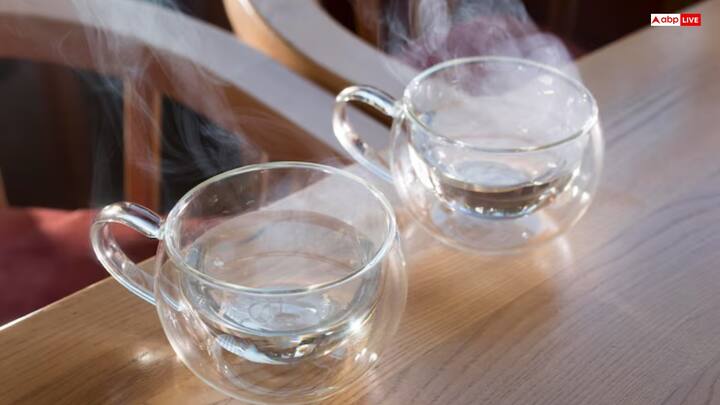 गुनगुना पानी - सुबह खाली पेट और भोजन के 30 मिनट बाद 1 कप गुनगुना पानी पिएं. गर्म पानी पीने से पेट साफ रहता है और एसिड कम होता है. यह खट्टी डकार को भी रोकता है.