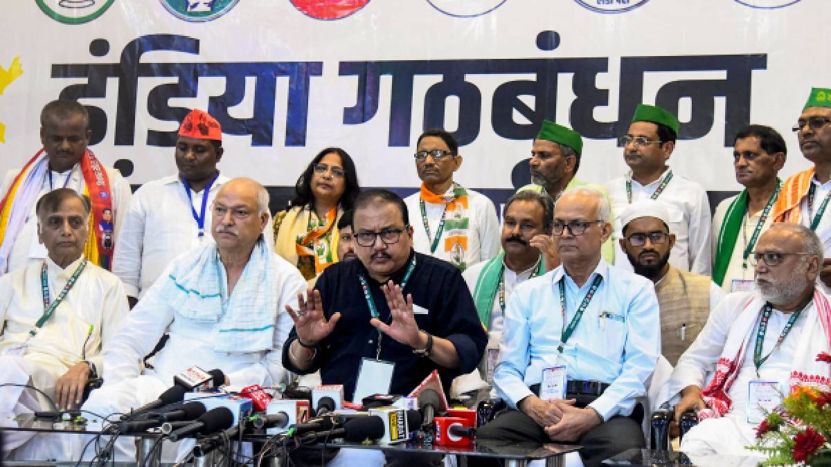 Bihar Politics: महागठबंधन की तीसरी बैठक में एकजुटता पर जोर, चर्चा में क्यों है मंच के पीछे लगा बैनर?
