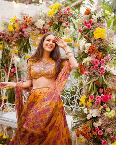 ब्रिटिश होकर भी दिल से हिन्दुस्तानी हैं कैटरीना कैफ की बहन, देसी लुक में कराती हैं हुस्न का दीदार