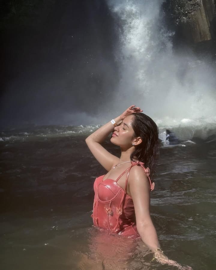 Please tell that Jannat entered the world of acting as a child actress. Now she has given many hit shows to the industry as a lead actress.