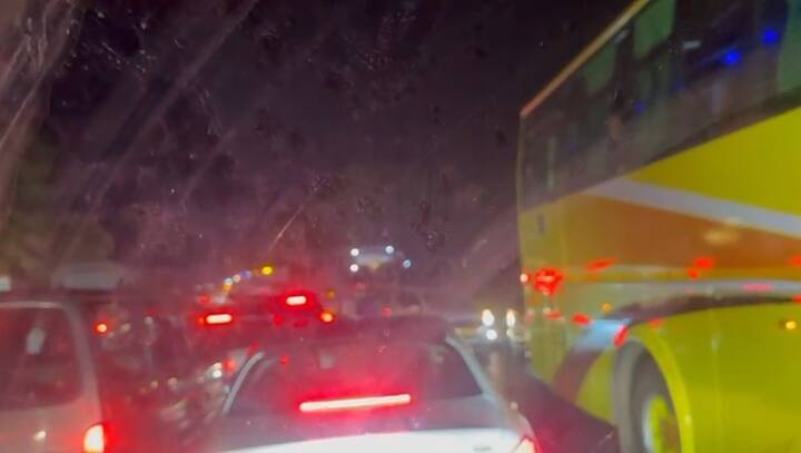 कर्नाळा खिंडीतील अपघातामुळे कर्नाळा खिंड परिसरात मुंबई गोवा महामार्गावर प्रचंड वाहतूक कोंडी झाली आहे.