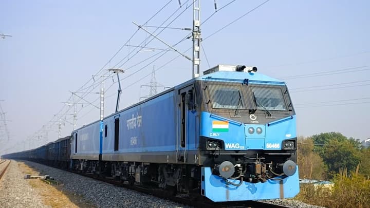 दरअसल इस ट्रेन के स्टाफ ने मिलकर रामपुर स्टेशन के वेटिंग रूप में एक टीवी खरीदा था. जब संडे को यह ट्रेन यहां से गुजरती तो सुबह 9 बजे तकरीबन एक घंटे के लिए इस स्टेशन पर रुकती थी.