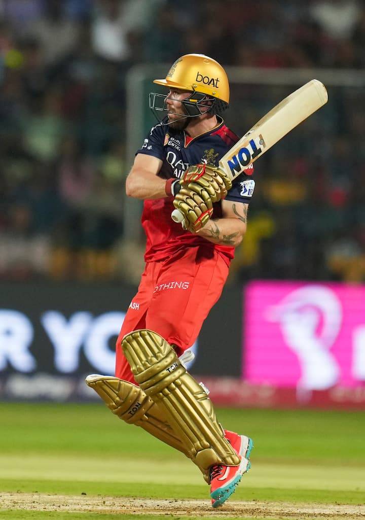 IPL 2025 five biggest sixes ravindra jadeja abhishek sharma andre russell heinrich klaasen phil salt 24 आरसीबी के ताबड़तोड़ ओपनर बल्लेबाज फिल साल्ट ने गुजरात टाइटंस के खिलाफ 105 मीटर का छक्का लगाया था. साल्ट इस सीजन में अब तक 9 मैचों में 239 रन बनाए हैं.