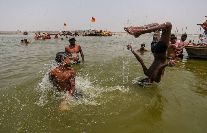 সোমবার ও মঙ্গলবার বিক্ষিপ্তভাবে ঝড় বৃষ্টির সম্ভাবনা থাকবে দক্ষিণবঙ্গের সব জেলায়। কলকাতা সহ দক্ষিণবঙ্গের সব জেলাতেই বজ্রবিদ্যুৎ সহ হালকা মাঝারি বৃষ্টি তার সঙ্গে ৩০ থেকে ৪০ কিলোমিটার গতিবেগে দমকা ঝোড়ো বাতাস বইবে। বুধবার থেকে ঝড় বৃষ্টির সম্ভাবনা কমবে। তবে বিক্ষিপ্তভাবে বজ্রবিদ্যুৎসহ বৃষ্টির সম্ভাবনা থাকবে দু এক জায়গায়। তাপমাত্রা ক্রমশ উর্ধ্বমুখী হবে।