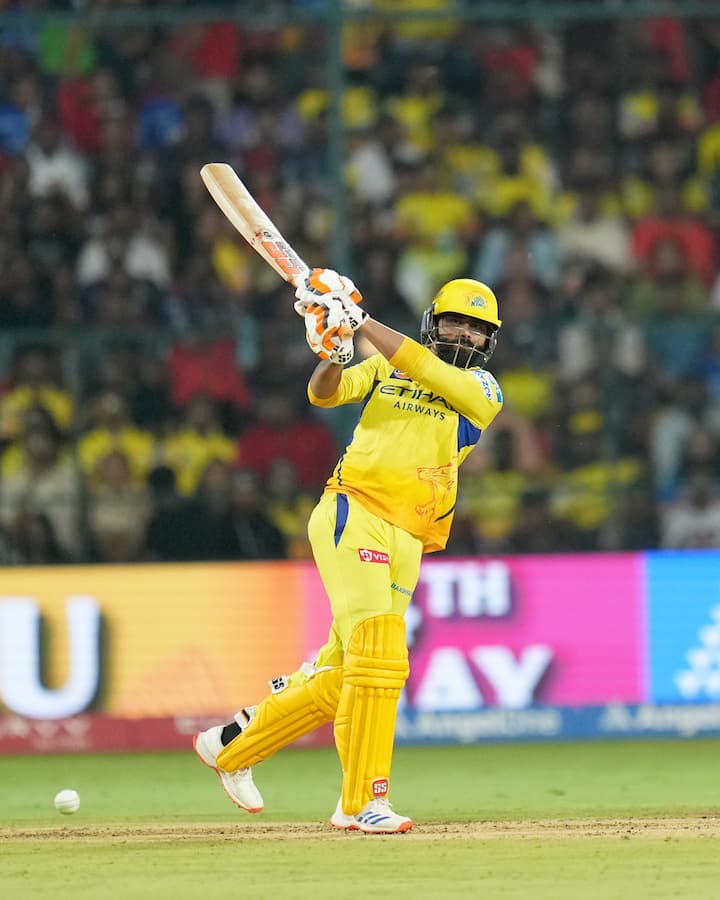 IPL 2025 five biggest sixes ravindra jadeja abhishek sharma andre russell heinrich klaasen phil salt 19 आईपीएल 2025 में अभी तक 876 छक्के लग चुके हैं. हर मैच में छक्कों की बारिश हो रही है. एक से बढ़कर एक विस्फोटक बल्लेबाज लंबे-लंबे छक्के लगाकर गेंद को मैदान के बाहर भेज रहे हैं. वहीं रवींद्र जडेजा ने इस सीजन का सबसे लंबा छक्का लगाया है.