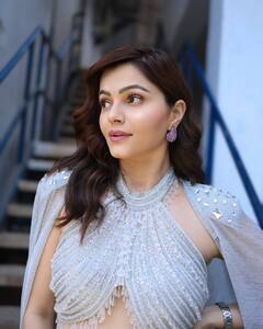Rubina Dilaik Photo: સ્ટાઇલિશ ડ્રેસમાં પરમસુંદરી લાગી રૂબીના દિલૈક, સીડી પર આપ્યા ગ્લેમરસ પોઝ