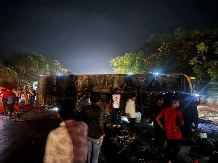 खासगी बसमध्ये अडकलेल्या प्रवाशांना बाहेर काढण्यासाठी सुरक्षा रक्षकांकडून शर्थीचे प्रयत्न सुरु असल्याची माहिती मिळाली आहे.