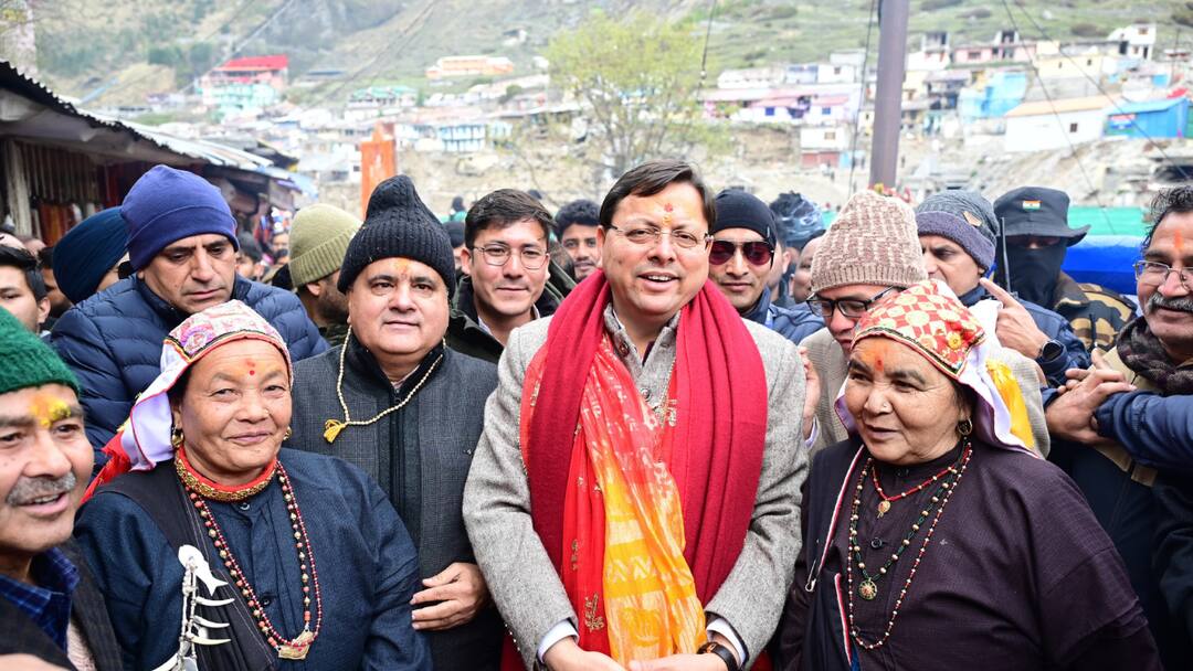 Chief Minister Dhami met devotees at Badrinath Dham took feedback on arrangements ANN भू-बैकुंठ बदरीनाथ धाम में श्रद्धालुओं से CM धामी ने की भेंट, व्यवस्थाओं का लिया फीडबैक