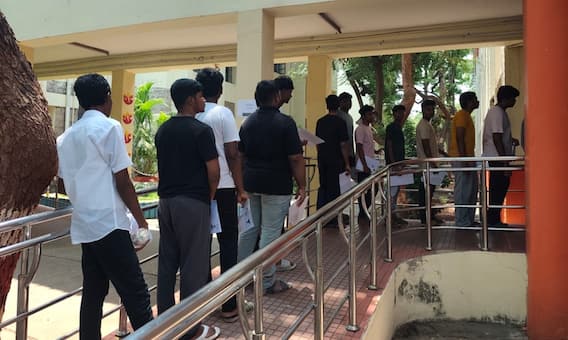 NEET UG 2025: கெடுபிடிகளுக்கு மத்தியில் நீட் தேர்வு; தவித்த மாணவர்கள்- ஓடிவந்து உதவிய காவலர்கள்!