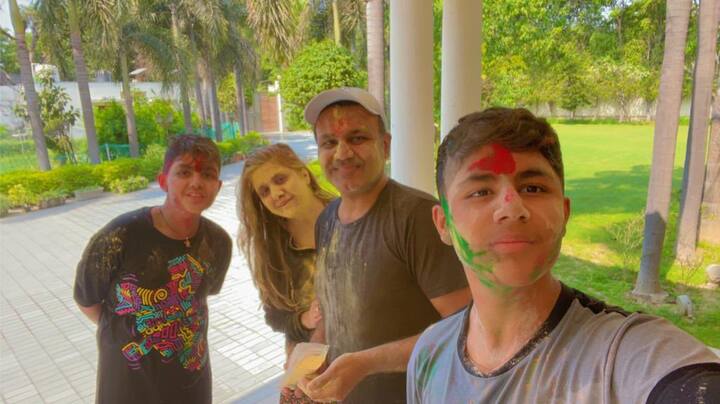 इसके अलावा सहवाग के होम टाउन नजफगढ़ में भी उनका शानदार मकान है. सहवाग का ये घर पहले ही पुराना है, लेकिन इस घर में भी सभी सुविधाएं मौजूद हैं. इस घर की कीमत 23 करोड़ रुपये के आस-पास बताई जाती है.