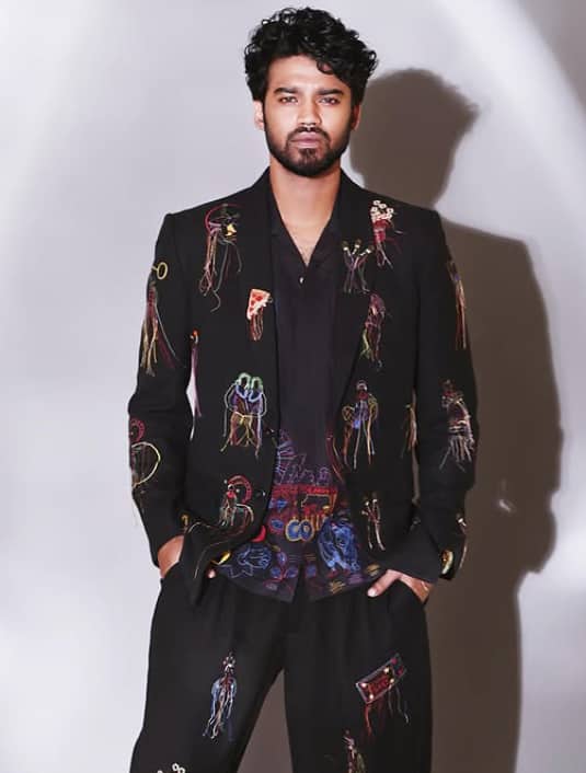 बाबिल का ये वीडियो फौरन वायरल हो गया और फिर इसके बाद उनकी फैमिली और टीम ने सफाई दी कि बाबिल के वीडियो का गलत मतलब निकाला गया है.