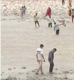 Indus Water Treaty: पानी रोके जाने के बादचिनाब नदी से पत्थर ले जा रहे लोग, वजह चौंका देगी!