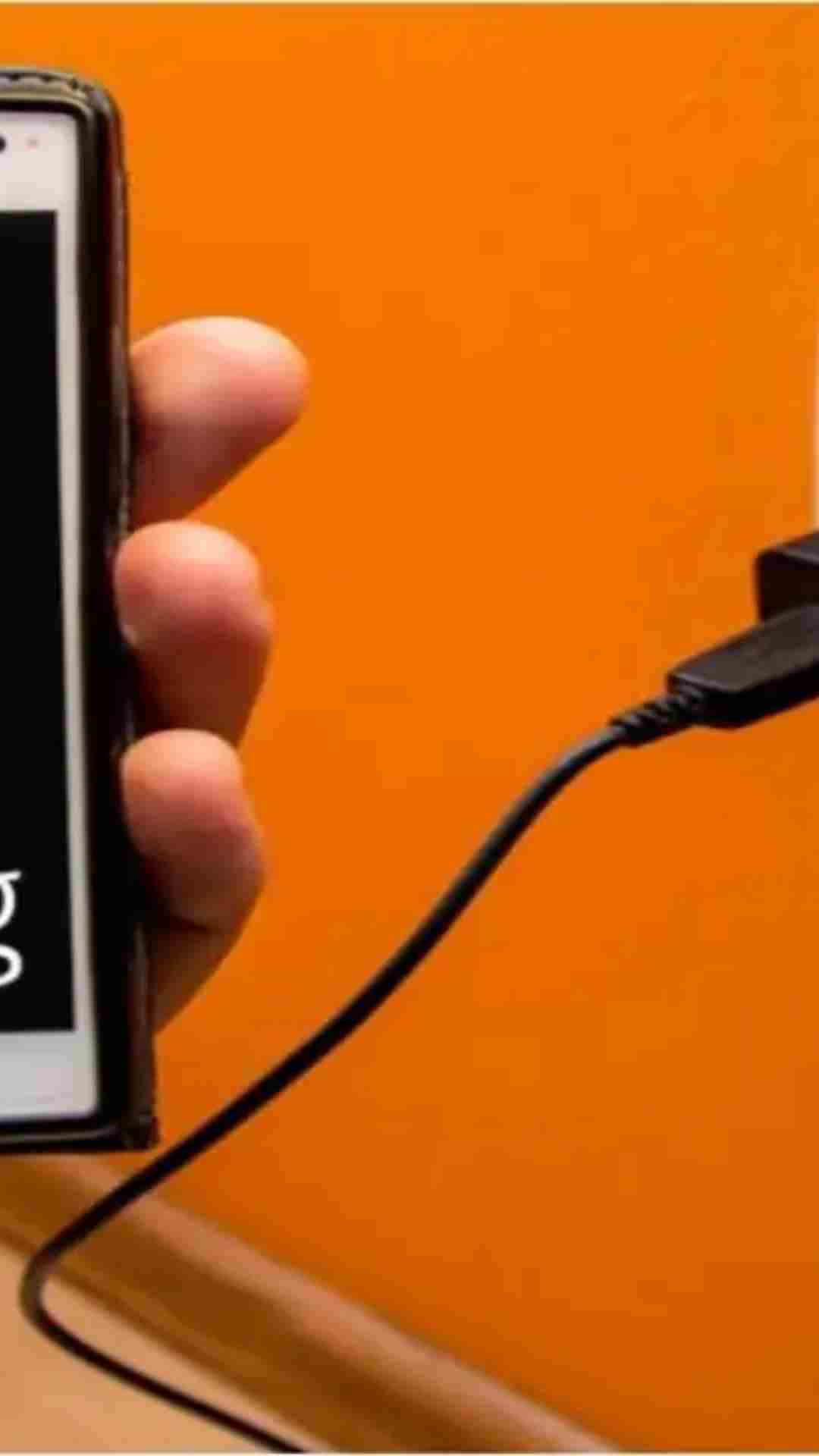 स्मार्टफोन को फुल चार्ज करने पर कितनी बिजली होती है खर्च?