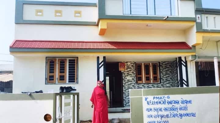 લઘુત્તમ માસિક આવક સંબંધિત શરત: આ ત્રણ શરતોમાંની પહેલી શરત લઘુત્તમ માસિક આવક સંબંધિત હતી. અગાઉ સરકાર દ્વારા આ માટેની એક મર્યાદા ₹૧૦,૦૦૦ નક્કી કરવામાં આવી હતી. હવે આ મર્યાદાને દૂર કરીને (અથવા સુધારીને) ₹૧૫,૦૦૦ કરવામાં આવી છે. આનાથી ₹૧૦,૦૦૦ થી વધુ પરંતુ ₹૧૫,૦૦૦ સુધીની માસિક આવક ધરાવતા લોકોને પણ યોજનાનો લાભ મેળવવામાં સરળતા રહેશે.