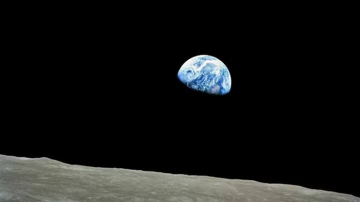 પૃથ્વીના આકાર વિશે વાત કરીએ તો, વાસ્તવમાં પૃથ્વી એક જીઓડના આકારમાં છે. પૃથ્વી ગોળ છે, પણ સંપૂર્ણપણે ગોળ નથી.